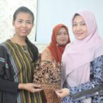 Dewan Kerajinan Nasional Daerah (Dekranasda) Cilacap memberikan bantuan canting untuk pengrajin batik.