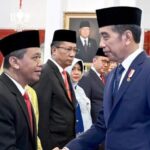 Menteri ESDM, Bahlil Lahadalia (kiri) bersama Presiden Jokowi.