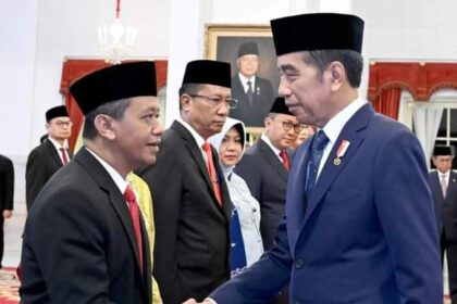 Menteri ESDM, Bahlil Lahadalia (kiri) bersama Presiden Jokowi.